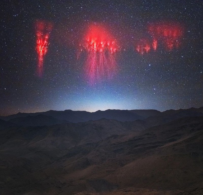 Красные спрайты над андскими горами