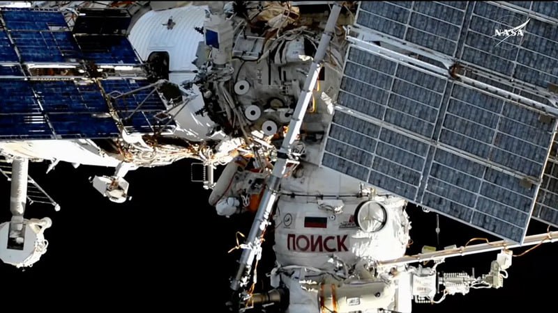 Космонавты МКС смонтировали новое оборудование и выбросили мусор в открытый космос