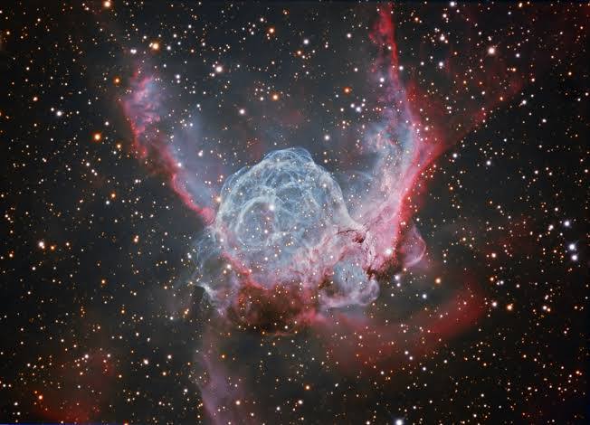 Шлем Тора: загадочное облако NGC 2359