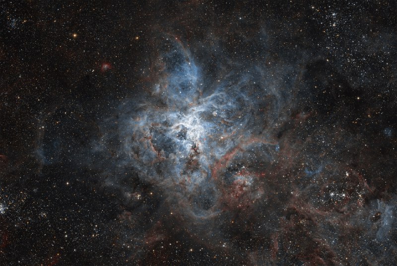 Уникальное звездное скопление NGC 2070 в Большом Магеллановом Облаке