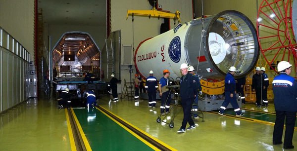 Сборка космической ракеты на космодроме