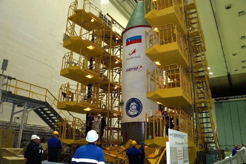 Сборка грузового корабля на Байконуре перед запуском
