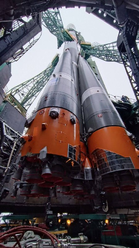 Готовимся к запуску: ракета с кораблем «Прогресс МС-30» на стартовом столе