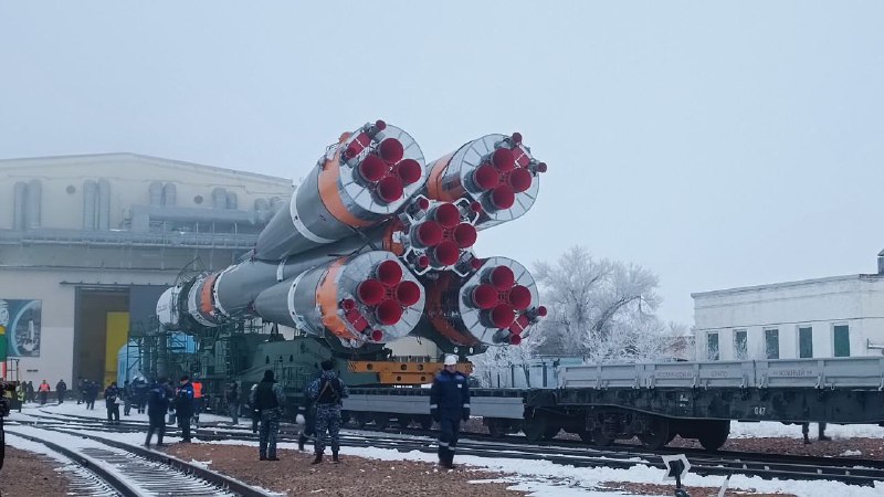Готовимся к запуску: ракета с кораблем «Прогресс МС-30» на стартовом столе