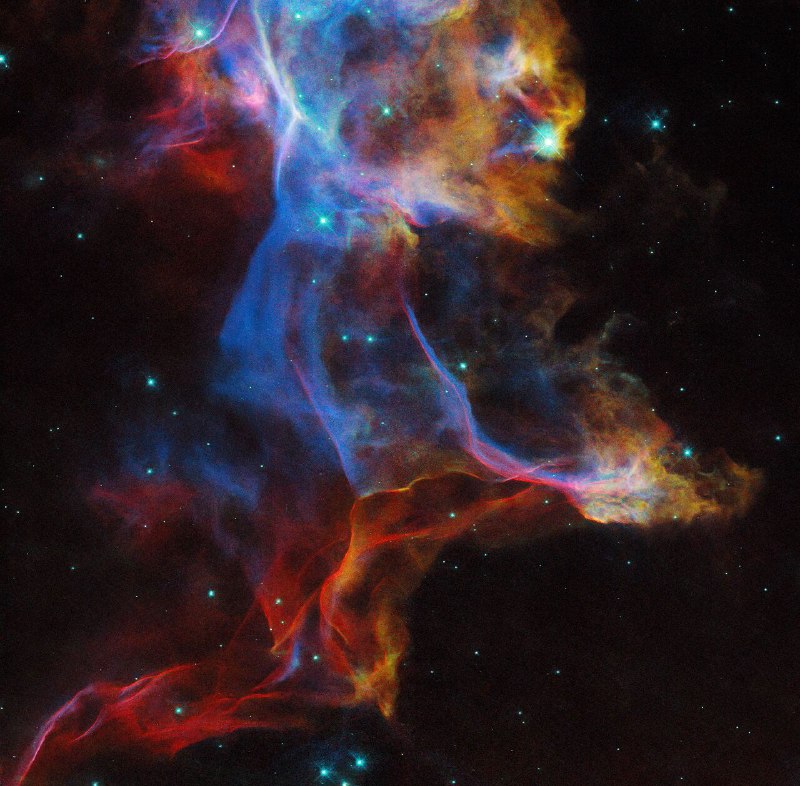 Обновленное изображение туманности Вуаль от космического телескопа Hubble