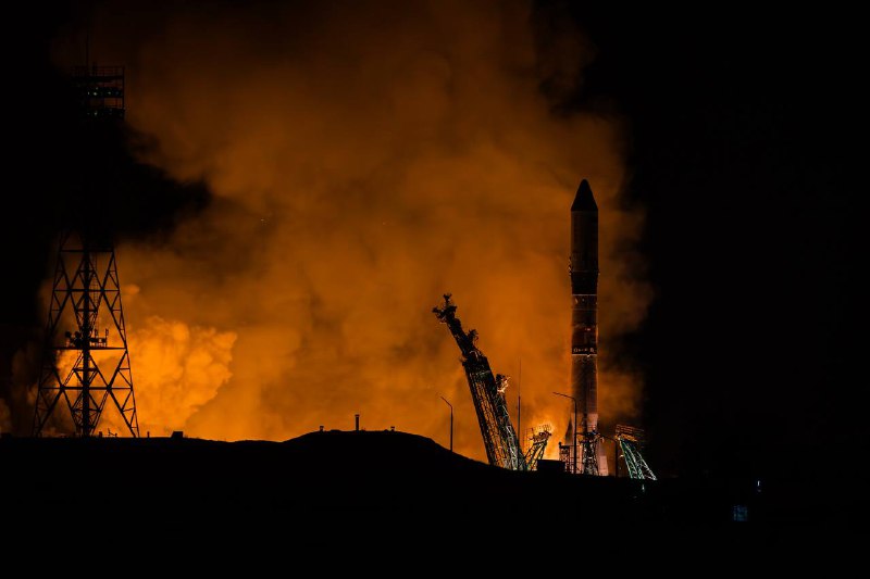 Ночной старт ракеты: момент вдохновения и таинственности