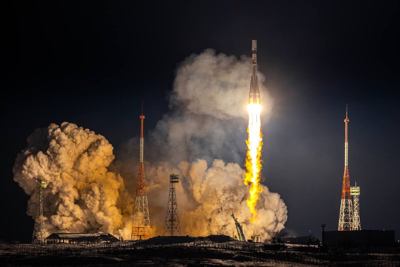 Ночной старт ракеты: момент вдохновения и таинственности