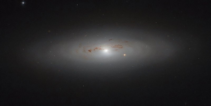 Загадочная галактика NGC 4036 в Большой Медведице