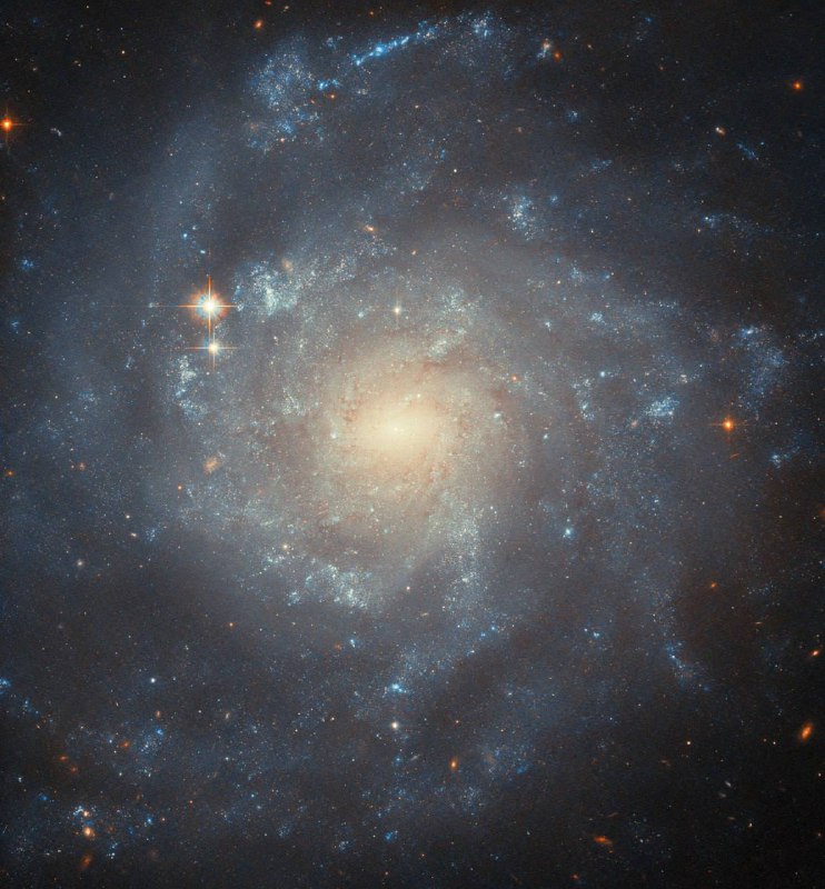 Изучение спиральной галактики NGC 5668 в созвездии Девы