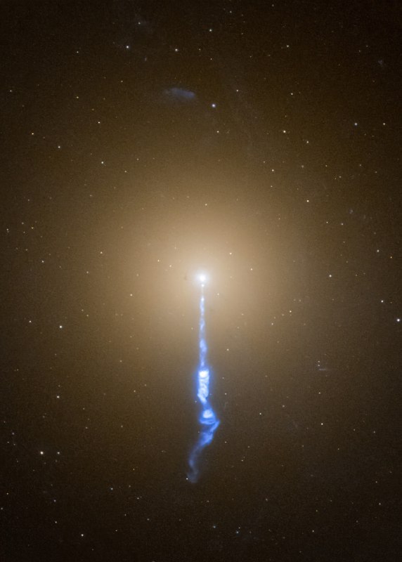 Галактика M87 и её впечатляющий плазменный джет в изображениях Хаббла