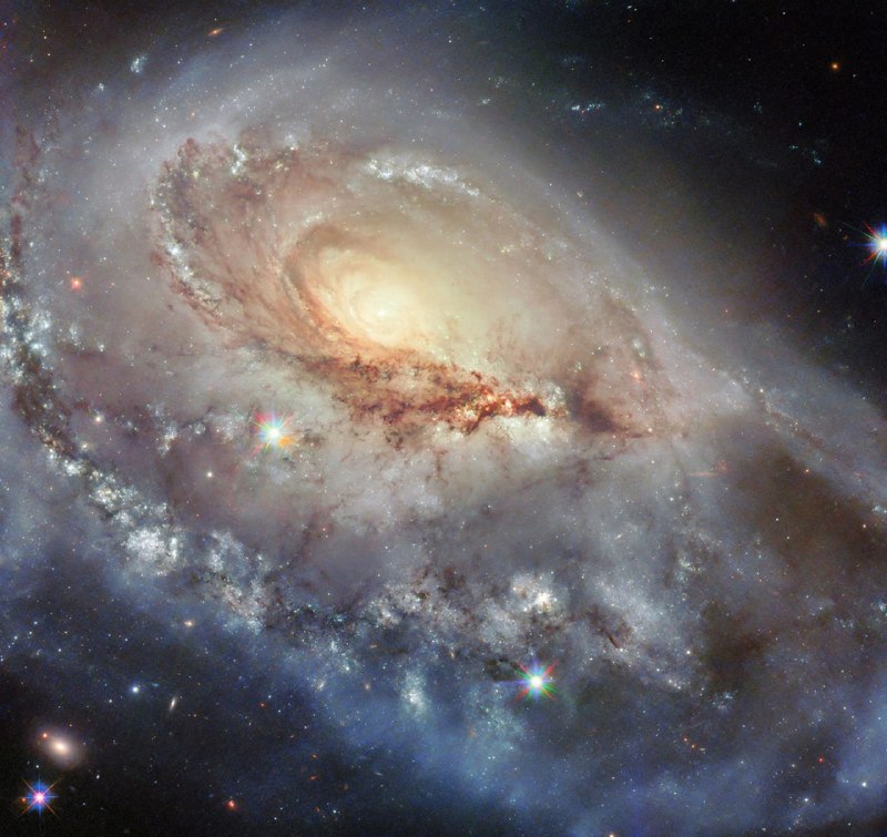 Необычная форма галактики NGC 1961 вызывает научные вопросы