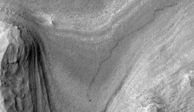 Марсоход Curiosity исследует поверхность Красной планеты с орбиты