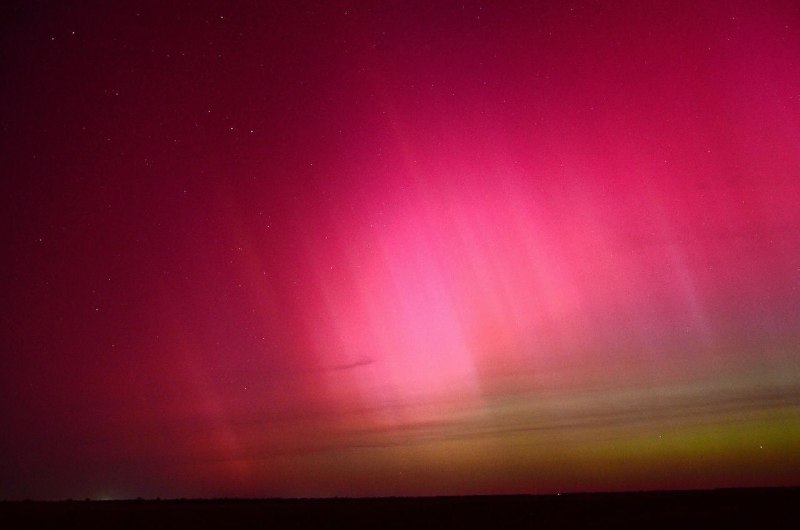Экстремальная Геомагнитная Буря и Необычные Яркие Полярные Светы
