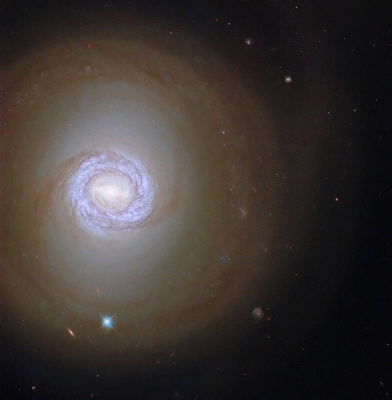 Космические масштабы: изображение галактики NGC 1317, сделанное телескопами Hubble и ALMA