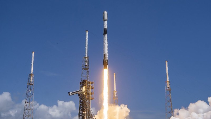 SpaceX запустила 70 спутников и доставила образцы человеческого праха на орбиту