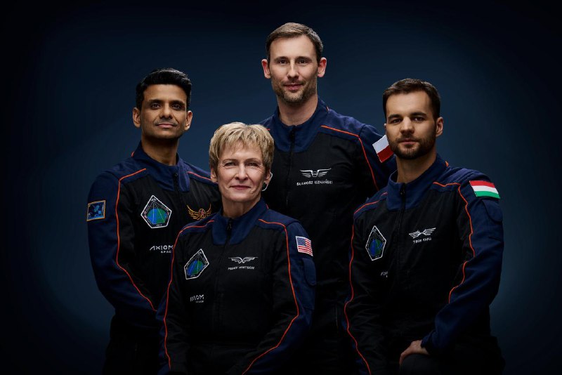 Первый полностью туристический космический полет экипажа на борту Crew Dragon к МКС