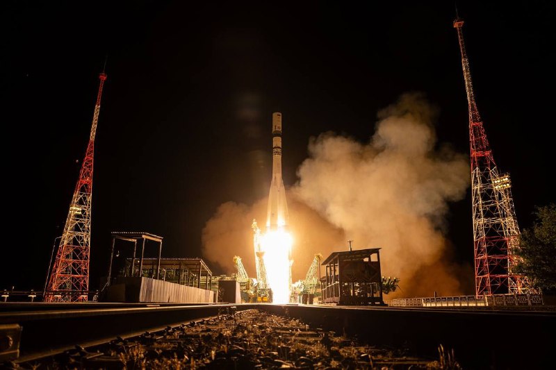 Почему пламя от стартующей ракеты кажется ярким только на Земле