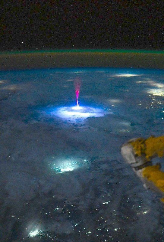 Уникальное космическое фото гигантского спрайта над Землей