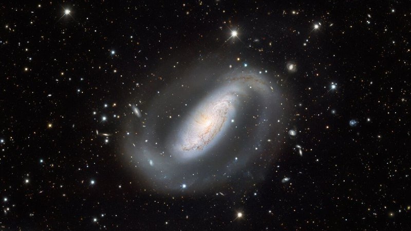 Обнаружена светящаяся галактика NGC 1808 с активным ядром