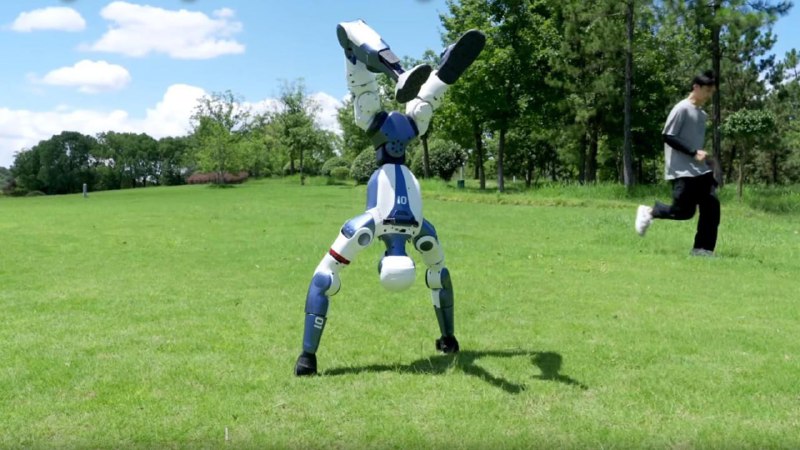 Доступный гуманоидный робот R1 от китайской компании Unitree Robotics