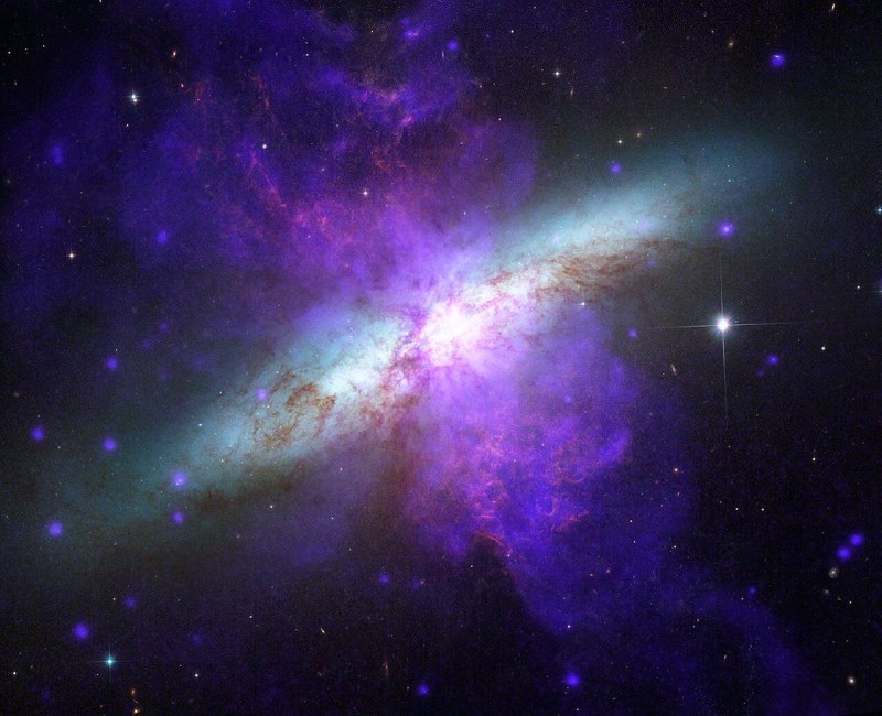 Совместные наблюдения телескопов Hubble и Чандра за галактикой М82 «Сигара»