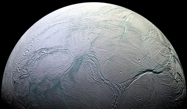 Самые необычные спутники в нашей солнечной системе