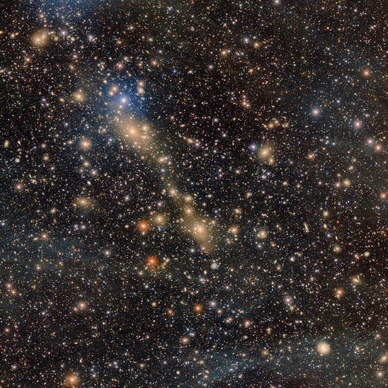 Космическое фото: слияние галактических скоплений и дальние объекты на небе